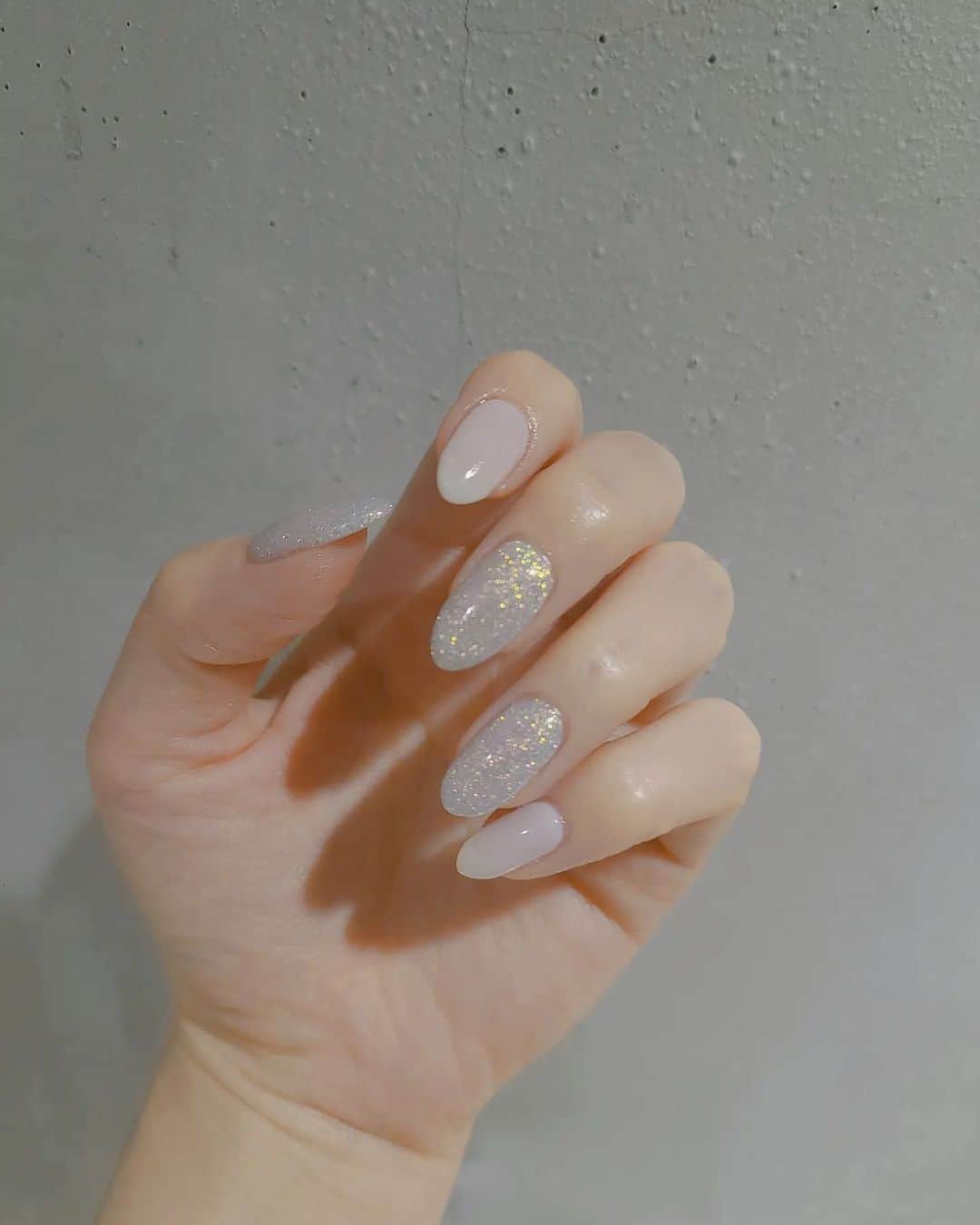 ニコラのインスタグラム：「White Christmasみたいなnail🤍 Simple だけど gorgeous！💍  #nails」