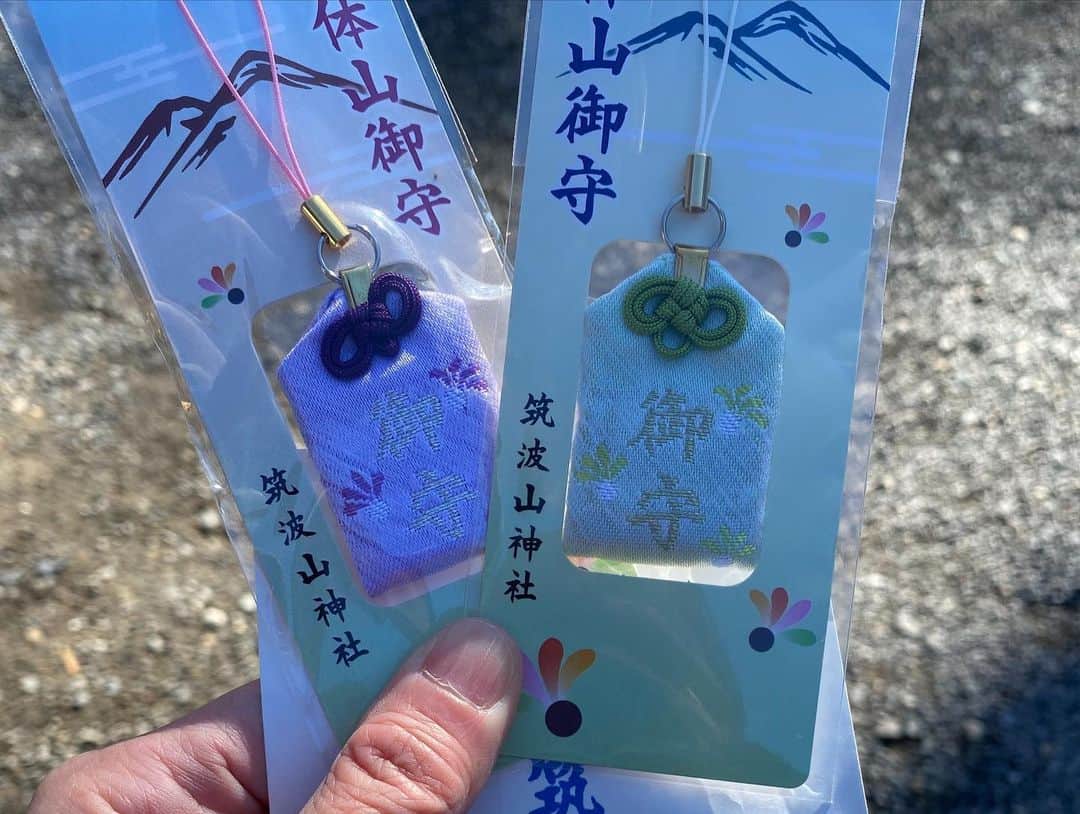 kawakami momokoさんのインスタグラム写真 - (kawakami momokoInstagram)「１２月１８日 お天気も最高によくて とても日がいい日に @tomohiro._.551  と婚姻届を出しに行ってきました。 親友の占い師　@renkalianhua ちゃんに日を見てもらって、今日入籍することを決めてました。  蓮香ちゃんは、今日わたしのために筑波山神社に登ってくれて、お守り買った時に ちょうど入籍というミラクルな出来事もあったりして 朝から本当に感動しました。  @ako.cosme  と @senakurumatani  に証人になってもらった婚姻届 貴重な時間を割いてくれて 本当にありがとう！！！！ ちゃんと受理されますように。  まだまだ未熟な私たちですが これからもっともっと 楽しく明るく みんなにもたくさん幸せと笑いをお届けできるような おしどり夫婦になろうと思います。 どうか皆様 あたたかい目で見守っていただけると嬉しいです。  桃子、智大」12月18日 13時00分 - momoko.kawakami.29