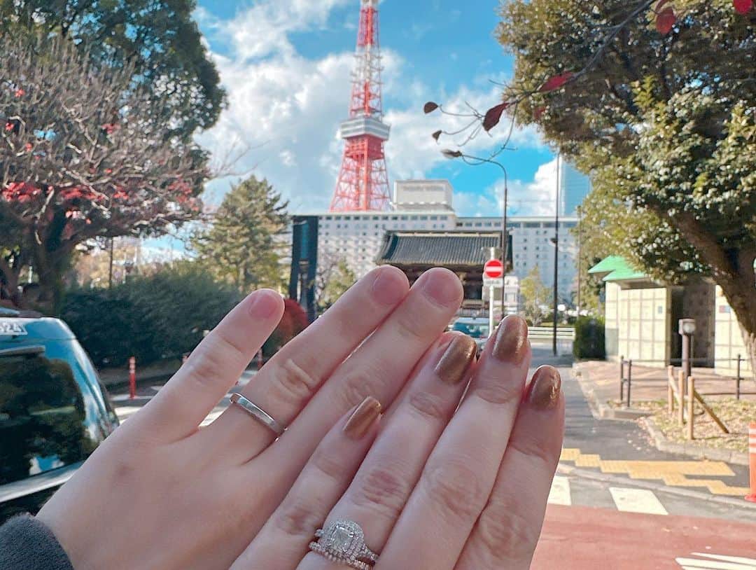 kawakami momokoさんのインスタグラム写真 - (kawakami momokoInstagram)「１２月１８日 お天気も最高によくて とても日がいい日に @tomohiro._.551  と婚姻届を出しに行ってきました。 親友の占い師　@renkalianhua ちゃんに日を見てもらって、今日入籍することを決めてました。  蓮香ちゃんは、今日わたしのために筑波山神社に登ってくれて、お守り買った時に ちょうど入籍というミラクルな出来事もあったりして 朝から本当に感動しました。  @ako.cosme  と @senakurumatani  に証人になってもらった婚姻届 貴重な時間を割いてくれて 本当にありがとう！！！！ ちゃんと受理されますように。  まだまだ未熟な私たちですが これからもっともっと 楽しく明るく みんなにもたくさん幸せと笑いをお届けできるような おしどり夫婦になろうと思います。 どうか皆様 あたたかい目で見守っていただけると嬉しいです。  桃子、智大」12月18日 13時00分 - momoko.kawakami.29