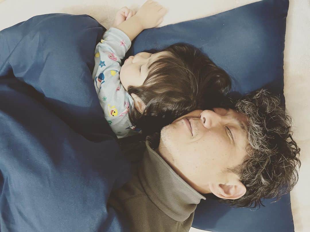 黒川忠文のインスタグラム：「昨夜は娘んとこに泊まった 孫が「ジィジと一緒に寝る」って言ってくれた。 初めて二人で寝た。」