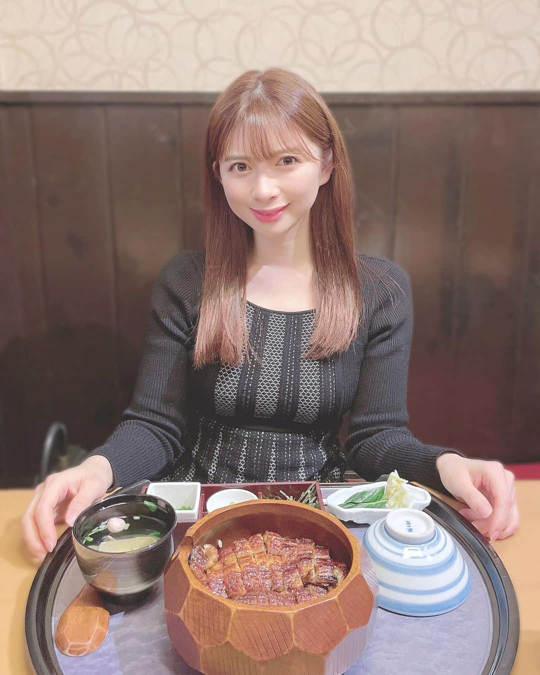 綾瀬麗奈のインスタグラム：「. ひつまぶしを求めて🍽✨  名古屋市北区の ひつまぶし 鰻伸さんへ行ってきました！ @hitsumabushiunashin  個室があるのはすごく助かります！ 落ち着いた空間でまったりと 楽しみにしていたひつまぶしをいただきました。 とっても美味しくて幸せな時間🥹🤍  やっぱり鰻といえばひつまぶし！なので、 お出汁がとても大切で。 鰻伸さんは自分のタイミングでお出汁をいただけるので、 熱々を食べられます☺️🌿  年末年始は1月1・3日以外は営業されているみたいなので、 お店を迷われている方はぜひ！  .  #鰻伸　#大曽根グルメ　#大曽根ランチ　#大曽根ディナー　#ひつまぶし名古屋　#名古屋ランチ巡り　#ひつまぶし　#トリドリベース　#PR #名古屋グルメ　#愛知グルメ　#名古屋ランチ　#愛知ランチ　#北区グルメ　#鰻好き」