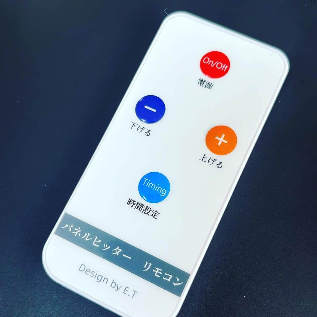 兄者のインスタグラム：「最近買った足元ヒッターのリモコン」