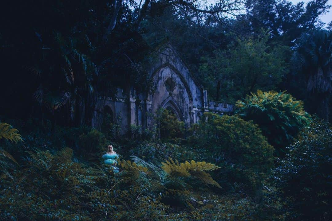 コール・スプラウスのインスタグラム：「Some other twee filled Portuguese ruin with @maggiejoymaurer for @vogueportugal   Hair: @alfiesackett  Styling: @joana_dacheville  MU: @adriana_bartosova  Photo assist: @ericmichaelroy  @sofia.slucas  #vogueportugal」