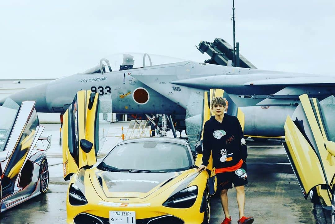 山本裕典さんのインスタグラム写真 - (山本裕典Instagram)「お付き合いの中で沖縄航空自衛隊にお邪魔してきました！！ プロのカメラマンさんに撮影してもらいました。。付き添いだったから、まさか撮られるとは思わず 私服が完全に場違い、、。 朝早くて寝不足やし、雨降っててコンディションバツ。 でも、良い写真^_^ 貴重な体験！！ 戦闘機とスーパーカーのコラボ こども達にとっては夢のような世界。。 #沖縄航空自衛隊　#スーパーカー #マクラーレン　#エアジョーダン #場違い　#おじさん好き」12月18日 7時39分 - yusuke_yamamoto0119