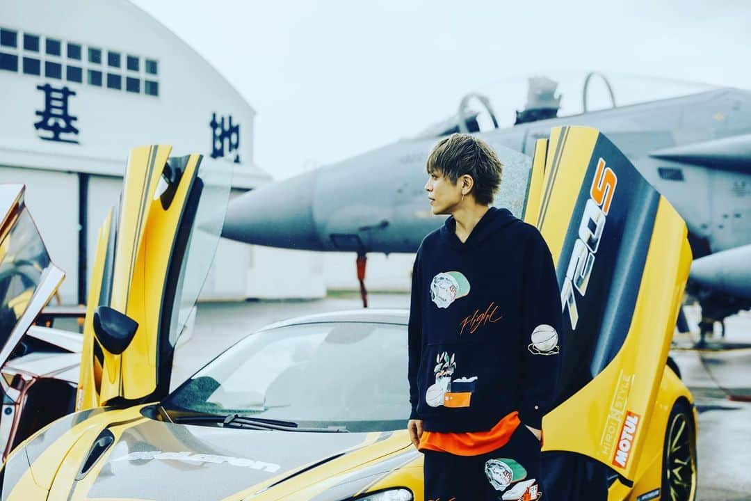 山本裕典さんのインスタグラム写真 - (山本裕典Instagram)「お付き合いの中で沖縄航空自衛隊にお邪魔してきました！！ プロのカメラマンさんに撮影してもらいました。。付き添いだったから、まさか撮られるとは思わず 私服が完全に場違い、、。 朝早くて寝不足やし、雨降っててコンディションバツ。 でも、良い写真^_^ 貴重な体験！！ 戦闘機とスーパーカーのコラボ こども達にとっては夢のような世界。。 #沖縄航空自衛隊　#スーパーカー #マクラーレン　#エアジョーダン #場違い　#おじさん好き」12月18日 7時39分 - yusuke_yamamoto0119