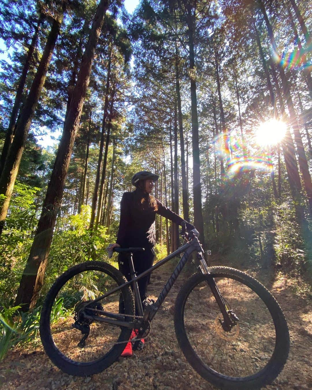 湯田葉月のインスタグラム：「I went mountain bike for the first time, was amazing. I’m about to get addicted to it.🚲 Where are the mountain bike trails in Melbourne? 楽しかったーー！ @juunnya に紹介して頂いて、小田原のフォレストバイクさんに遊びに行ってきました👀 最高！また色んな場所で乗ってみたい😎🔥 #moutainbike #odawara #forestbike #melbourne #bikeride」