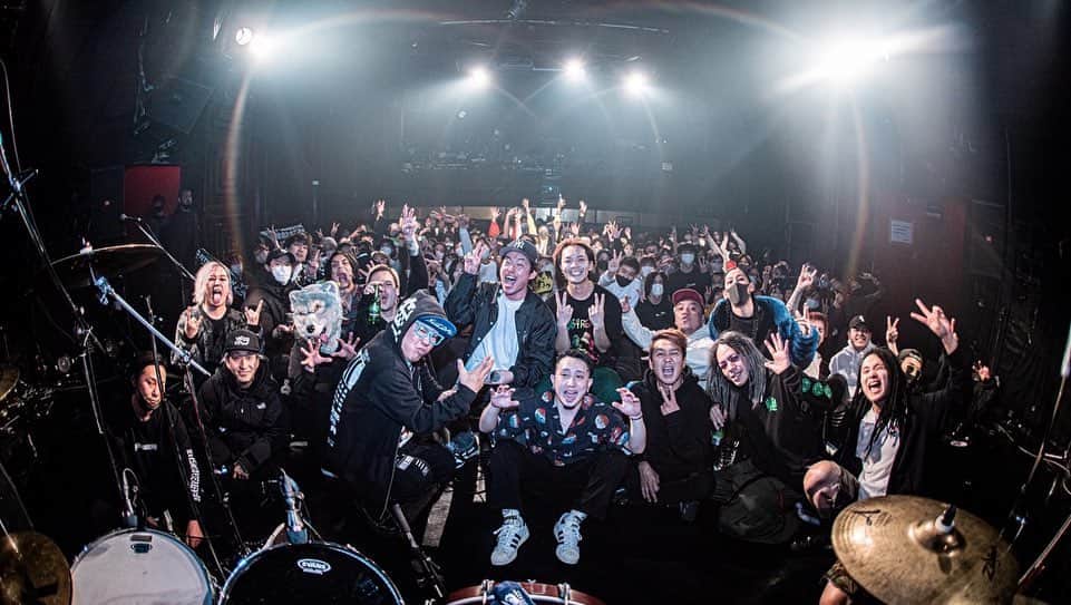 KAI_SHiNEのインスタグラム：「221216 「ONE MATCH」 @渋谷club asia Thanxxx‼︎‼︎🙌🙌🙌  この激濃メンツで、フロアにも色んな集合やら再会やらあって、何だかあの頃のasiaみたいで。 最っ高なJAPANESE MIXTURE PARTYだったよ😭  UZNKとPRAISEが巻き起こしたこの風は吹き荒れる予感😏 ONE MATCHまた絶対やりたい‼︎🔥🔥🔥🔥  おかげで山嵐はサポートドラムにGAKU from CRYSTAL LAKEを迎えてのこの初日を、最高にGROOVYに飾れたと思う。 このPARTYが初日で良かった‼︎‼︎❤️‍🔥  やってきた事、やりたい事の再確認みたいな、エモさ満載の1日に感謝🙏 皆の声も届いたよ‼︎👍  NEXT SHOW→12/18 ポルノ超特急@京都パルスプラザ  #山嵐 #UZNK #PRAISE #HIKAGE #DJ_SantaMonica #MWAM #mixture #rock #band #painkiller #livehouse #live #life #vibe #tour #bandlife #yamaarashi #jp」