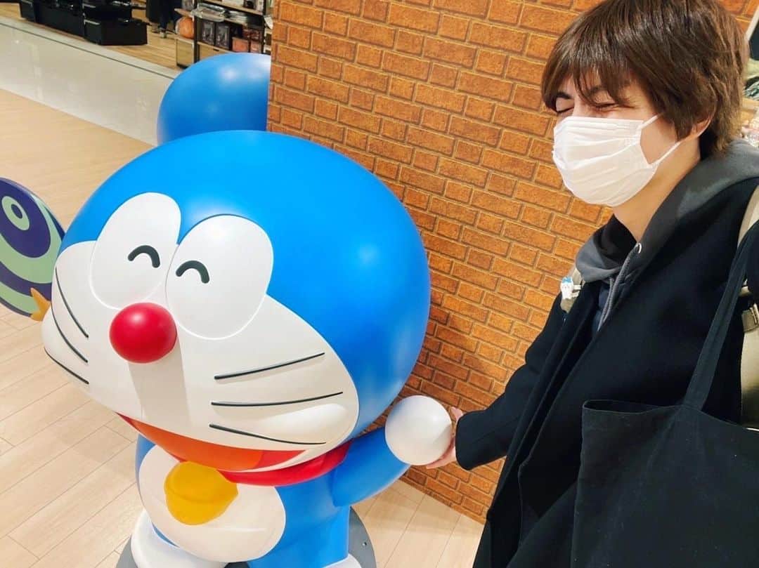 多和田秀弥のインスタグラム：「こんにちハッスルねじ！←ひみつ道具。  『12人のおかしな大阪人 2023』  稽古の為、大阪にきておりまスネ夫！←  大阪で出会ったドラちゃん。  #たわはね #ドラえもん #オタワダ大阪滞在記」
