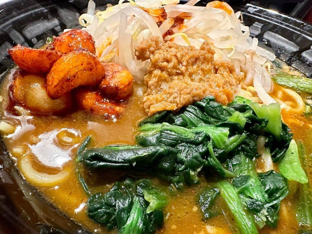 高嶋政宏のインスタグラム：「CoCo壱のカレーらーめん初食べ！ カレーうどんと、らーめんの中間。麺の歯応え、いい！旨辛にんにく、もやし、チキン煮込、ほうれん草トッピングスープ５辛、旨い！ #masahirotakashima #髙嶋政宏　#CoCo壱港区虎ノ門3丁目店　#カレー　#tokyo #japan」