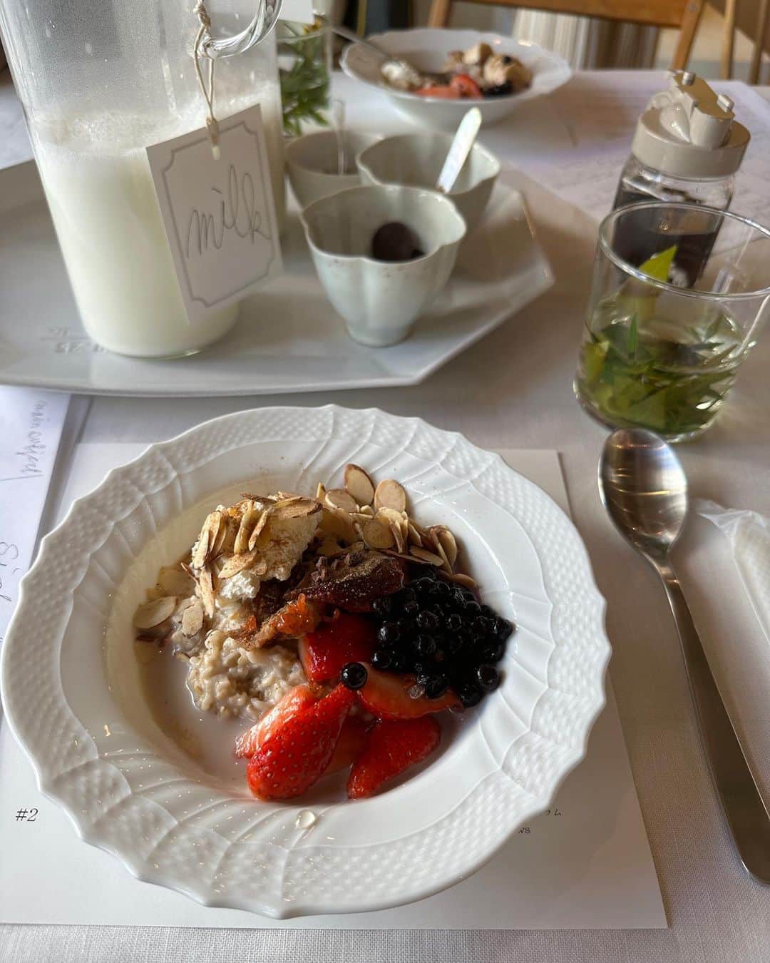 まつだみらいのインスタグラム：「最近の🥣🥛🍓🌼🐈 先日無事会社も1周年を迎えることが出来ました。1人しみじみイルプルーシュルのラム酒がしみしみのケーキを頬張りました🍰（写真無）これからも精進して参ります。」