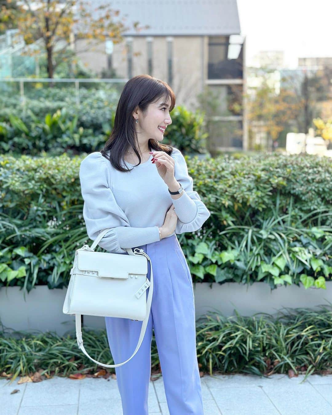 のインスタグラム：「・ ・ 綺麗色は心まで明るくなる･:*+. お気に入りの色合わせ♬  パフスリーブニット、 とっても綺麗なシルエットに仕上がりました✨  もっちり柔らかくて肌触りも◎ バックのパールがポイントだから ポニーテールをして着よう！  @lialapg   #coordinate #outfit #ootd #look #style #fashion #wardrobe #instagood #instafashion #コーディネート #ファッション #ママコーデ #ママコーディネート #ママファッション」