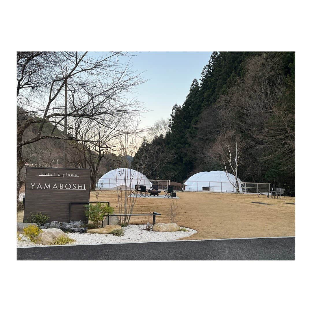 杉本美香のインスタグラム：「・ ・ 長野県阿智村の【やま星】さんへ旅行納めで行ってきました🚗💨  ゆっくり、のんびり過ごして、温泉にも入れたので大満足♨️  食事も全てが本気‼︎ お腹いっぱい、胸いっぱいになりました🤍  ペットと一緒に泊まれる部屋やドッグランもあった🐕  今後サウナも屋上に出来て、星を見ながら整えられるとのこと🧖‍♀️ 私は星空を見られることを願いながら行ったが、雲の主張が強くて見られなかった⭐️🥴  また、リベンジしたいと思います👊🏻😉  ノリ君ホントにありがとう🍀 小林さん、最高のおもてなしをありがとうございました♪  #長野県阿智村 #やま星 #温泉 #サウナ #星空 #グランピング #旅行納め #周りの人へ感謝 #やってもらったらやり返す #やられたら去るタイプ #こたつが欲しくなった #感謝 #smile😊」