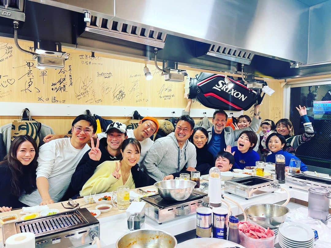 古閑美保のインスタグラム：「優勝は @theodoremillertokyo  おめでとうございます㊗️ 忘年会は @yattyan_kayabacho  次回の開催予定は３月でーす😎 皆様寒い中ゴルフに忘年会にお疲れ様でした😎😎😎 #みほちゃんカップ #ゴルフ」