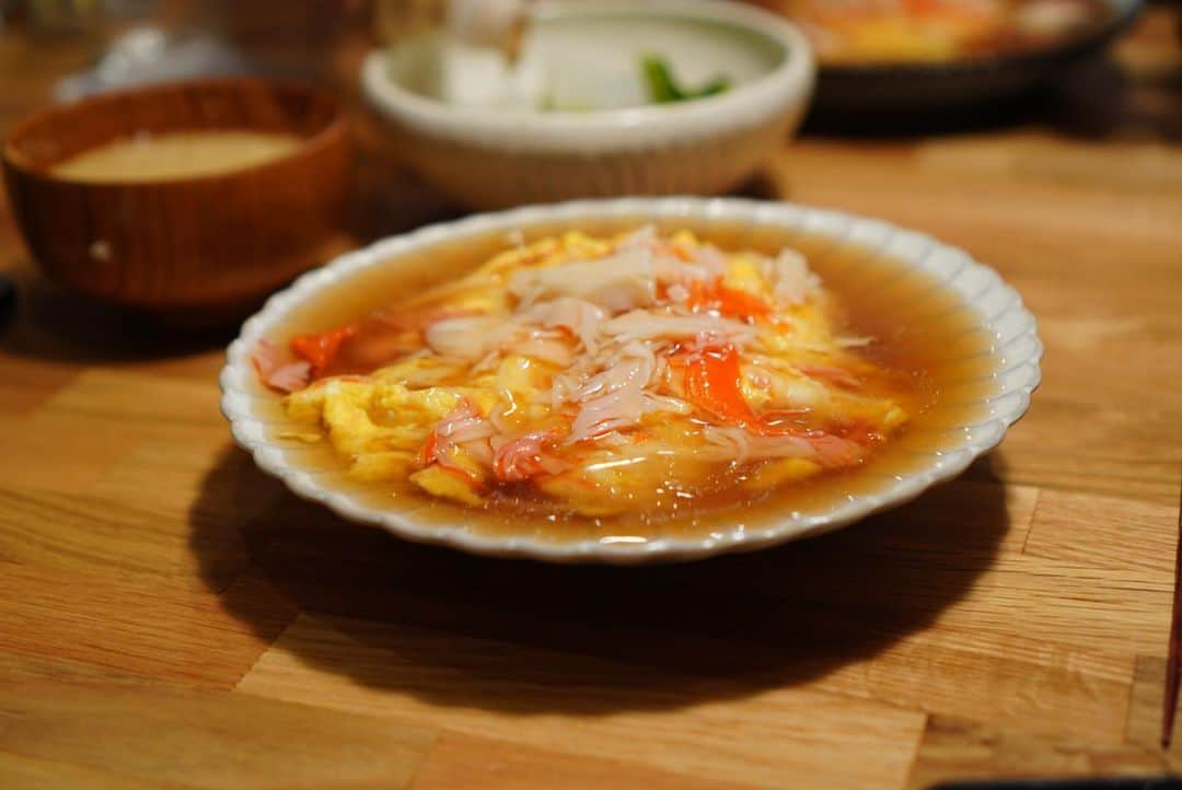 Akihiro Yoshidaのインスタグラム：「カニカマのかに玉丼  週末は一応料理してます。  カニカマの量が多すぎました笑  味噌汁も以前やっていた酒粕入りにもどしたりと、少し料理に時間ををかけられるようなってきました。  盛り付け、写真は適当ですが、ぼちぼち始動していきます。  味付けは王将でいう京風をイメージ  #かにかま #かに玉」