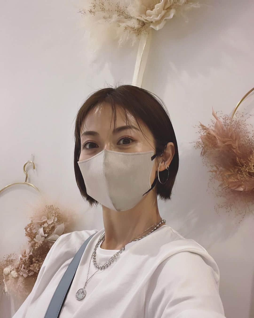 畑野ひろ子のインスタグラム：「昨日は、阪急うめださん @hankyu_contemporary にお越しいただき本当にありがとうございました🙏✨  オープンと同時に来て頂いた方、朝、車で2時間以上かけて来てくれた方、コロナ前のアレンジメントレッスン以来の再会の方々、ご夫婦で付き合って一緒に来てくださった旦那様などなど、、、本当にありがとうございました！！  昨日1日、皆さまとお話し出来て有り難さを心から実感したのと共に、沢山の気づきもありました！  この阪急うめださんでのポップアップは、　私たち @willgarden_official は大きな一歩でありました。 なので、沢山試行錯誤しながらこのポップアップに行き着いたという経緯もあるので、お客様に待っていました！というお言葉をかけて頂いた時には本当に涙が出てしまいそうなくらい嬉しい一言でした。  沢山思いのこもった作品達を手に取っていただいた方々と共に、これからも『花で笑顔を繋いで』を広げていけたらいいなぁと思っています😊🙏✨  商品によっては、既に完売してしまった物、残り僅かな物もございますが、阪急さんでのポップアップは、21日まで開催しております😊  そして、　@willgarden_official のオンラインショップでも、商品ございますので、気になる方は是非のぞいてみてください。  昨日は、大阪で皆さまからパワーを頂きありがとうございました！！！！！」