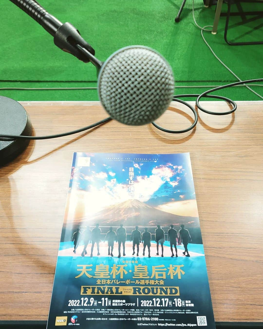 杉田芳尚さんのインスタグラム写真 - (杉田芳尚Instagram)「・  ・  バレーボールの日本一を決める「天皇杯」「皇后杯」  日本全国のチームの総決算の日がやってきました!  今年も決勝戦のM.C.を担当させていただくことになり、会場で程良い緊張に包まれてます!  毎回ここに来るとチームだけじゃなく、沢山の人の手で長い期間の大会が行われてる事に気付かされます!  男女どのチームも、そして会場に来てくれたバレーボールのファンの為にも、一点ごとにクライマックスにしていきます!  信頼できるチームと盛り上げていくので、会場の方もテレビで観る人も、後日配信で観られる方も、楽しんでください😁  Merry Christmas☆  #バレーボール #Volleyball #天皇杯 #Emperorscup #皇后杯 #Empressscup #NECレッドロケッツ #東レアローズ #東レアローズ #ジェイテクトSTINGS #JVA #MC #DJ #決勝戦」12月18日 10時14分 - yoshihisasugita