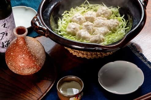 おれは食べて痩せたいのだ。さんのインスタグラム写真 - (おれは食べて痩せたいのだ。Instagram)「【土鍋を使ったおつまみレシピ】 東京港醸造とほぼ日がタッグを組んだ ほぼ日オリジナルのお酒「江戸桜」に合う、 この時期にぴったりのおつまみを 福森道歩さんの土鍋のレシピの中からご紹介します。  ＜お酒も箸も進む鶏シューマイ＞ 鶏肉と豆腐でつくる シンプルなシューマイです。 つくり方は、まず、 鶏ひき肉200ｇと 水を切った絹ごし豆腐１／４丁を混ぜ合わせ、 塩小さじ１、酒小さじ１、しょうゆ少々で味付けし、 よく混ぜ合わせたタネを シューマイ皮にのせて包みます。 千切りキャベツをひいた土鍋に すこし水を回しかけ、 その上にシューマイをのせて 蓋をして中火にかけ、 火が通るまで10分ほど蒸します。  キャベツの上で蒸すから、 全体に蒸気が回って ふんわりジューシーな仕上がりで、 キャベツの甘みや肉のうまみが引き立ちます。  味の個性がつよすぎず、 お互いの味をじゃましないので お酒も箸もとまらなくなる料理です。 ポン酢じょうゆをかけてさっぱり食べるのも おいしいですよ。  その他の土鍋おつまみレシピは こちらのURLからご覧ください。 https://www.1101.com/store/yoi/tokyo_sake/edozakura_recipe/index.html  #江戸桜 #東京港醸造 #日本酒 #おつまみレシピ  #シューマイ #土鍋レシピ #土楽 #福森道歩 さん #ほぼ日 #ほぼ日酒店YOI #ほぼ日おいしいもの部」12月18日 11時00分 - hobonichi_oishiimono