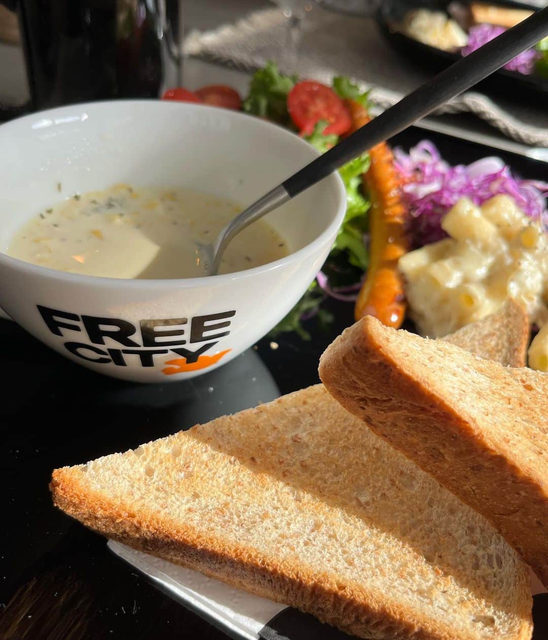 のインスタグラム：「𝙂𝙤𝙤𝙙 𝙈𝙤𝙧𝙣𝙞𝙣𝙜 𓂃 𓈒𓏸◌‬🍳  今朝は冷凍庫の大掃除で色々食材をやっつける日✋  とりあえず冷凍コーンが沢山あったからコーンスープ作って冷凍しておいたグラタンに全粒粉のパンに無添加チョリソーにサラダ🧸‪🤎  今日は1日キッチンで色々食材をやっつます✊🏻 ̖́-カフェモカチョコスコーンも焼く🍫  今日は寒いけどお天気だから気持ち的に全然違うわ😅  皆さんhappyな日曜日を🤍🏹 ̖́ #lifestyle#breakfast#ワンプレート#ワンプレート朝ごはん#朝食#おうちごはん#おうちカフェ#homecooking#food#foodstagram#freecity#ikea」