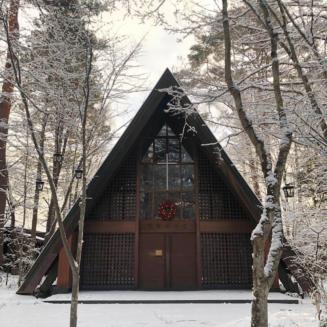 【公式】軽井沢高原教会さんのインスタグラム写真 - (【公式】軽井沢高原教会Instagram)「2022年12月18日の朝。  雪が積もるだけで、 いつもと違った特別な1日が始まる気がします。  #軽井沢 #軽井沢高原教会 #雪化粧 #朝の景色」12月18日 11時06分 - karuizawa_kogenchurch