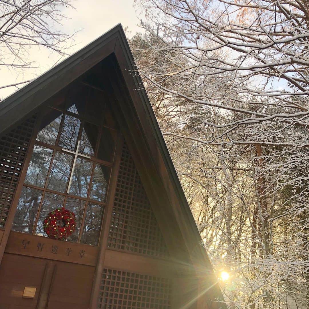 【公式】軽井沢高原教会のインスタグラム：「2022年12月18日の朝。  雪が積もるだけで、 いつもと違った特別な1日が始まる気がします。  #軽井沢 #軽井沢高原教会 #雪化粧 #朝の景色」