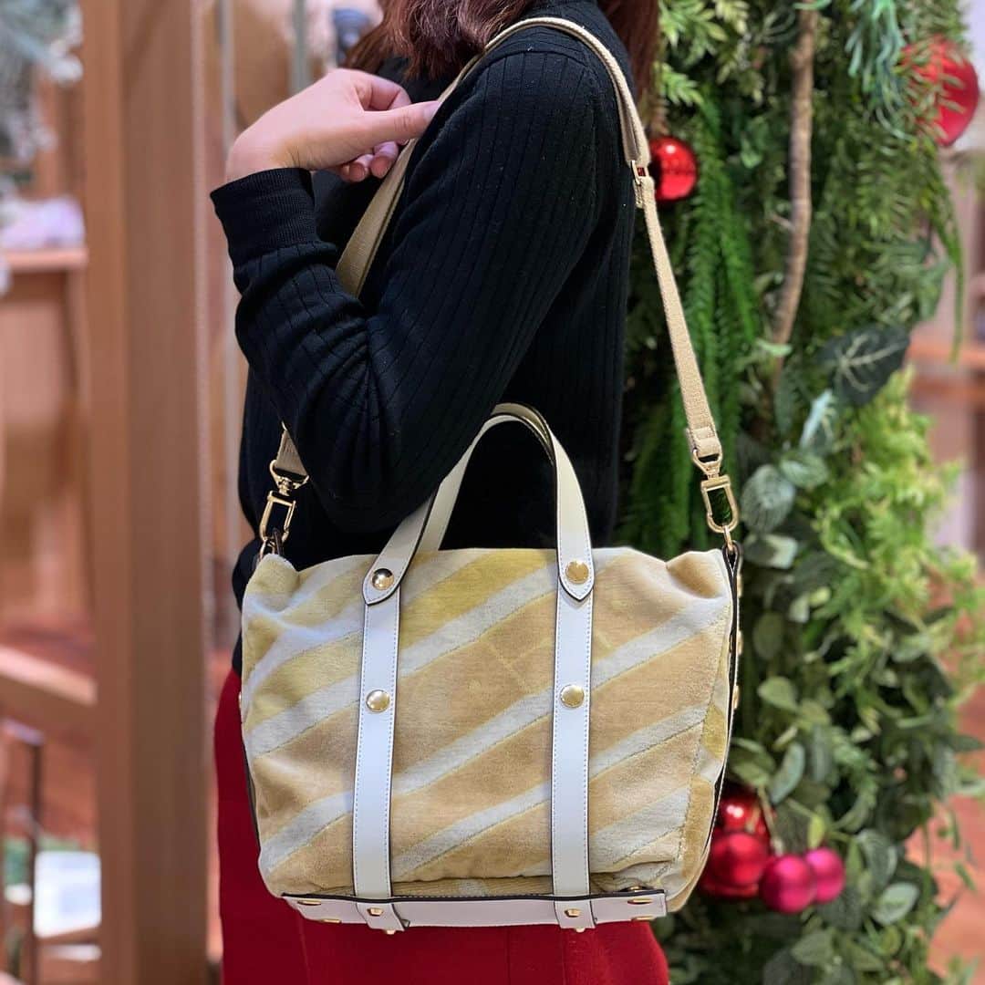 ROBERTA本店のインスタグラム：「. もうすぐクリスマス🎄✨ ⁡ 今回はクリスマスカラーの3色 💚グリーン ❤️レッド 🤍ホワイト を取り入れたコーデをご紹介♩ ⁡ 今回着用の、"モンティ"で使用している ヴィンテージベルベットは 1950年代にイタリアで作られた、 現在では制作ができない貴重な素材です🇮🇹✨ ⁡ レザーのベルト部分は取り外し可能なので バッグ本体とベルトの組み合わせを考えるのも とっても楽しいですよ😆！ ⁡ ROBERTA DI CAMERINOアタオランド(神戸)店のPOPUPスペースでは 今回ご紹介したアイテムをはじめ、 クリスマスにぴったりの ベルベットバッグをご紹介中です❄️ ⁡ お近くにお越しの際はお立ち寄りくださいませ☺️ ⁡ 公式オンラインショップでもベルベットアイテムをご覧いただけますので、ぜひチェックをお願いいたします🔍✨ https://robertadicamerino.jp ⁡ ⁡ 🌟swipe1,2 モンティ・ベルベット(本体) 19,000円(税込20,900円) ⁡ モンティ用レザーパーツ/ブラウン 24,000円(税込26,400円) ⁡ 🌟swipe3,4 モンティ・ベルベット(本体) 19,000円(税込20,900円) ⁡ モンティ用レザーパーツ/ホワイト 24,000円(税込26,400円) ⁡ ※1:  本体とレザーパーツは別売りです。 ※2:  ベルベットのアイテムは１点ものですので都度展開が異なります。ご了承下さいませ。  #ロベルタ #ロベルタディカメリーノ #robertadecamerino #roberta#イタリア #ハンドバッグ#ショルダーバッグ #ポシェット#ボディバッグ #軽量#軽量バッグ #冬コーデ #大人可愛い#大人カジュアル #きれいめコーデ#休日バッグ #休日コーデ #牛革 #ベルベット#ヴィンテージ #ヴィテージベルベット #アタオランド#神戸#神戸国際会館 #ギフト＃プレゼント #クリスマス#ホリデー #クリスマスプレゼント #ご褒美 #スタジオアタオ」