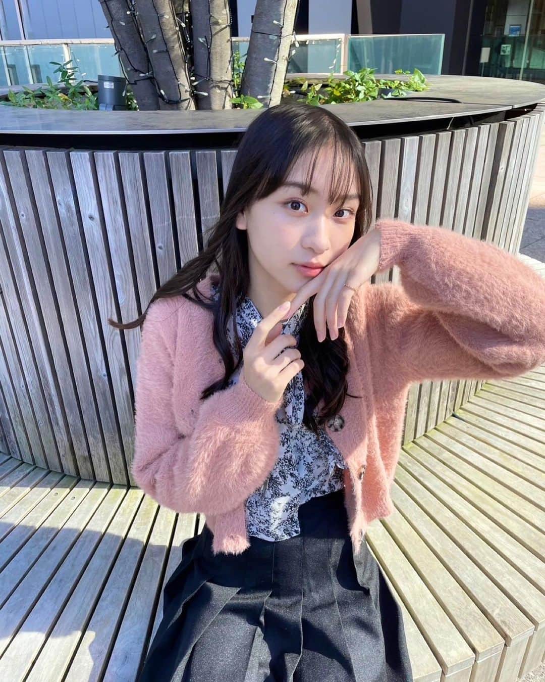 太田雫のインスタグラム：「・ ・ ☀️❄️ ・ 今日、外に出たら少しの間だけ雪が降っててびっくりしました⛄️ ・ 風も冷たくて冬って感じがしてなんか楽しかったです笑 ・ ・ ・ #ニコラ#太田雫 #他撮り#ootd#雪#Snow#冬」