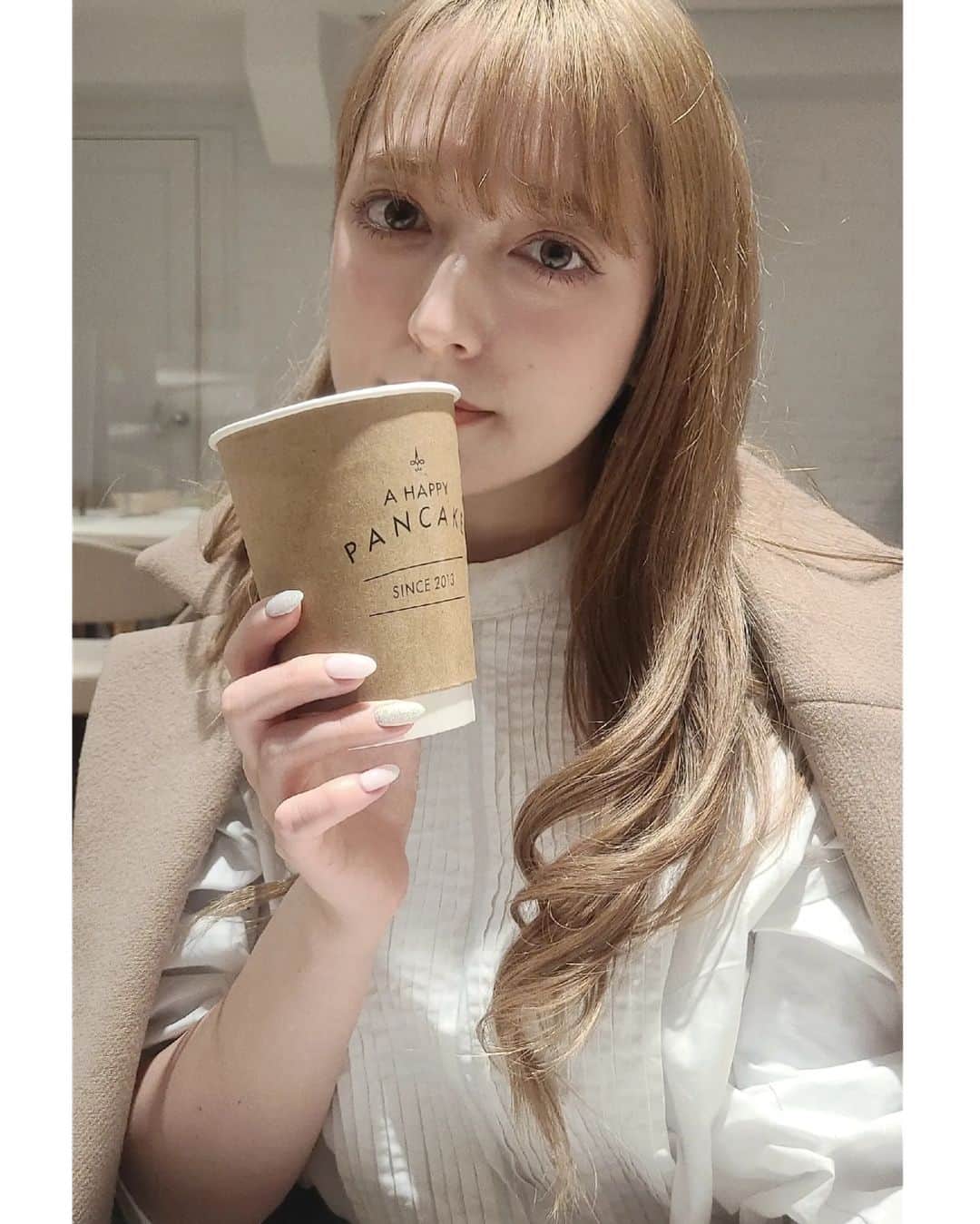 ニコラのインスタグラム：「幸せのパンケーキの店で あんちゃんとロールケーキ頼んだぜ✌️笑  昔より生クリームをそんなに食べれなくなって私も大人になったなーと思う←笑  髪色一段と明るくしてから、インスタ載せてなかったから👱‍♀️、あんちゃんに撮ってもらった♥️ 可愛い色にしてもらった😊🙏  てか今日寒すぎだよ。びっくりした。  #カメラマンはあんちゃん  #しあわせのパンケーキ」