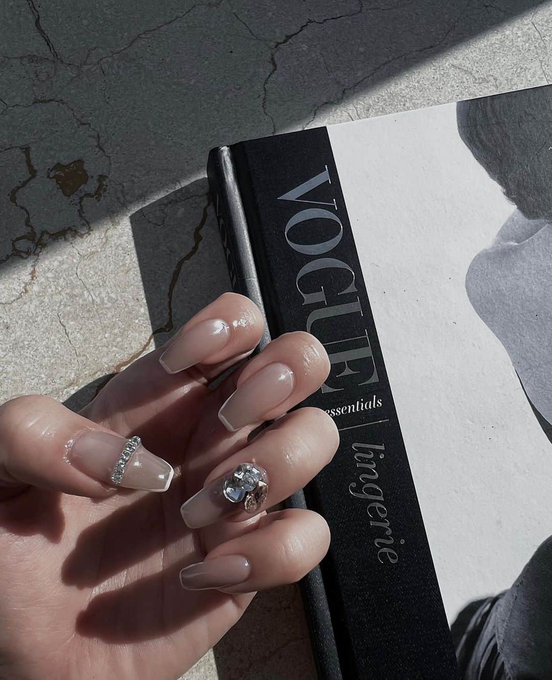 小原優花のインスタグラム：「先日elle nail渋谷店さんでネイルを新しくしてもらいました🥰 @ellenail_shibuya   ヌーディカラーのネイル大好き💅❤︎  クリスマスだからラインストーンとビジューでキラキラにしたよ💎🥺❄️ ビジューのくすみカラーが可愛いの🧸☕️  ellenailさんありがとうございました🫶🏻💓  ▽渋谷店 @ellenail_shibuya  ▽新宿店 @ellenail_shinjuku   💟ホットペッパーからのご予約がお得です！  #ellenail #エルネイル #ネイルサロン #nail #ネイルデザイン #フレンチネイル」