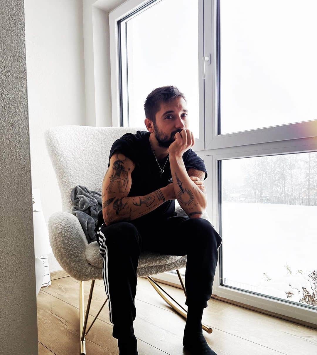 のインスタグラム：「Thinking about the Christmas gifts 🎁🎄 Any good ideas??? 😊 I need help 😜 #sunday #christmas #snow #giftideas #enjoy #relax #fam #friends #love #munich」