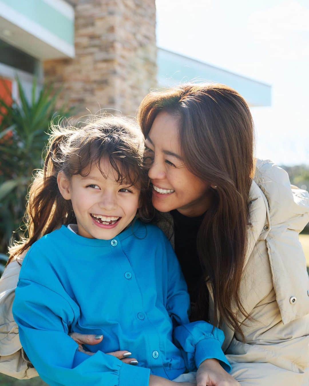大桑マイミのインスタグラム：「娘🤍　mylove ８歳になりました。 おめでとう🎊 誕生日には毎年生まれた時からの写真やvideoを見返してどれだけ大きくなったか成長をかみしめているのだけど、一年前より更に大きくなってる姿に。。。あらためて感激しちゃう。🥲  私は良いママになれてるいるのか☝️ とたまに問い。。正解が見つからなくて凹む時もあるけれど、素敵に育ってくれて嬉しいです🥺💛 余りにも成長がはやいものだから、もうちょっとゆっくりでいいよと 一時停止したくもなる。 　あなたの笑顔が大好きです。人を思いやる優しい子、感謝を忘れずにね。 美しい未来があなたには訪れます。🤲 楽しんでね♥️  素敵な瞬間を写真におさめてくれました。😊 thankyou @memories_photostudio  羽田徹氏」