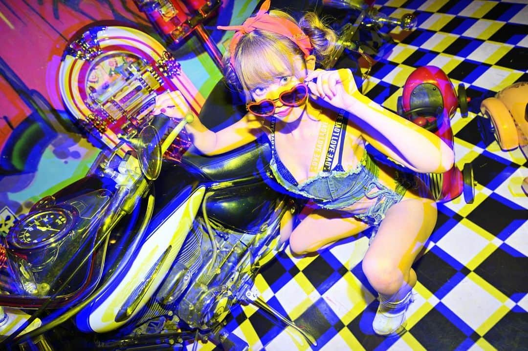 JULIEのインスタグラム：「年末まで一緒に駆け抜けてこ〜！🏍❤️‍🔥  #パリオン #バーレスク東京 #Tokyo #スニーカー女子 #小悪魔ageha #showclub #showDancer #fashion #l4f #l4l #selfie #ビジョビ#gal #followforfollowback #水着 #水着ギャル #Japanese #Japanesegirl #Japanesegravure #Love #Instagood」