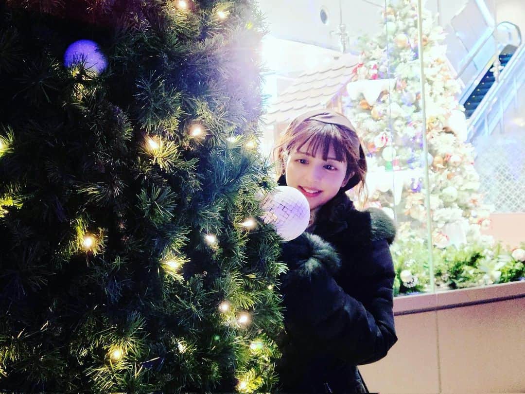 茜結のインスタグラム：「今年はクリスマスツリーお家になくて 寂しいけど我慢。 来年は大きいので買うんだぁ✨🎄✨  #ツリー#東京ミッドタウン日比谷 #クリスマスツリー #イルミネーション2022」