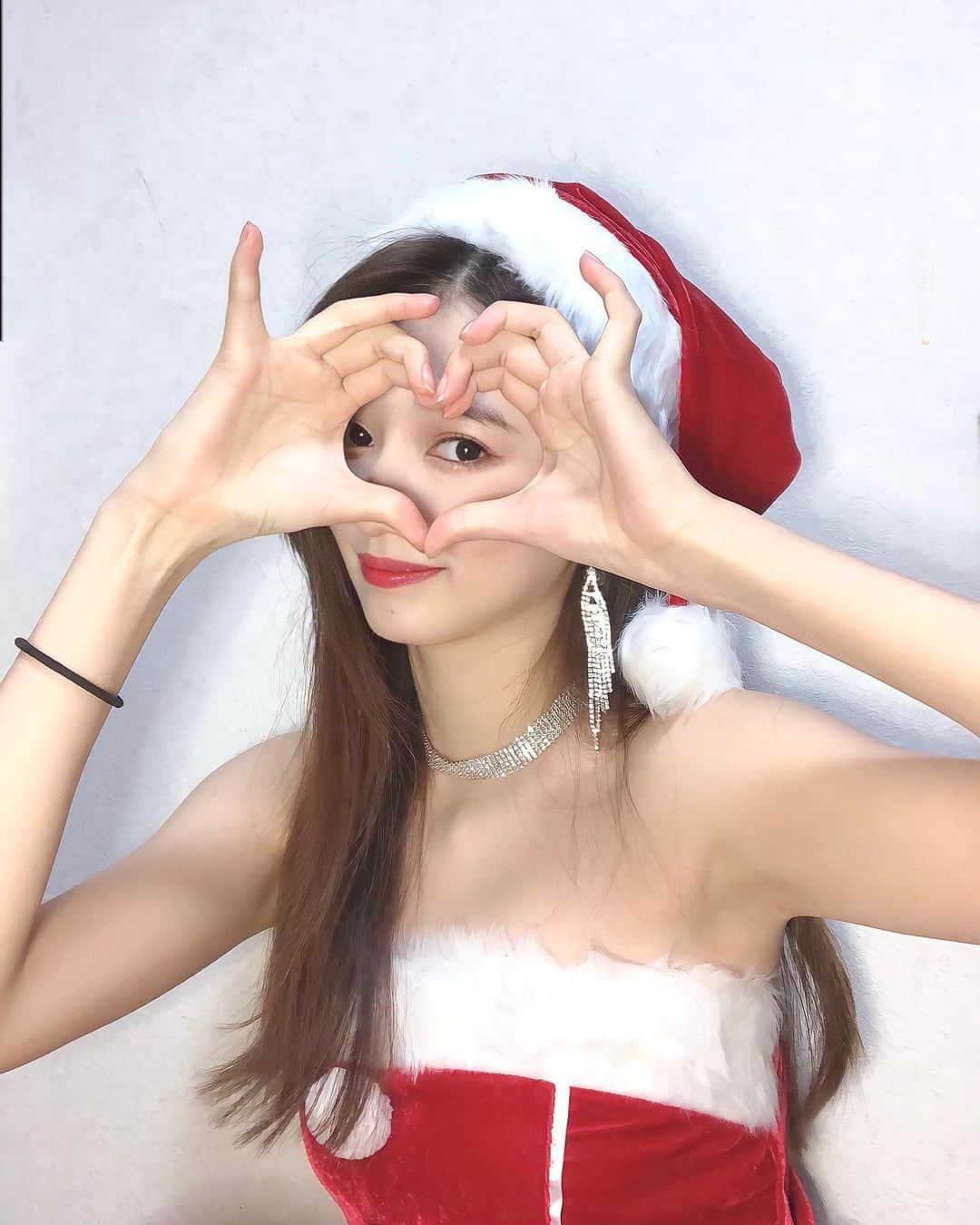 黒木麗奈のインスタグラム：「🎅💕早めのメリークリスマス💕🎅 名古屋、東京でのクリスマスイベントありがとうございました🥹  先月は私の誕生日だったと言うのもあり誕生日ケーキやプレゼントを頂いたり、差し入れや、いろんなお菓子、食べ物を頂き幸せでいっぱいです💕  寒い中沢山の方に来て頂けて嬉しかったです✨  最後に皆さんに愛を  ZENTsweeties2022🫶  #zentsweeties2022 #身長172 #股下83 #高身長モデル #早めのクリスマス会🎄  #サンタコスプレ女子 #私をプレゼント  #めざましテレビ⏰ #イマドキガール #黒木麗奈 #拡散希望🙏#少しでもいいなと思ったらフォロー #レースクイーン #日本レースクイーン大賞2022 #高身長女子」