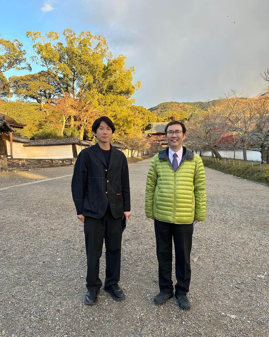 古市憲寿のインスタグラム：「世界遺産劇場で京都の #醍醐寺 に行ってきました。国宝点数では圧倒的に日本一。ちなみに件数と点数で数え方が違うので、色んな表現方法があるらしい。  短い滞在時間でしたが、快慶の弥勒菩薩像の生々しさと存在感がすごかった。生々しいというか艶かしいという言葉が適切かも。人間的でもあり、全てを見透かしているような表情でもあり。また今度ゆっくり行きたいです。  写真は福岡伸一さんと！チャーミングで上品な紳士でした。」