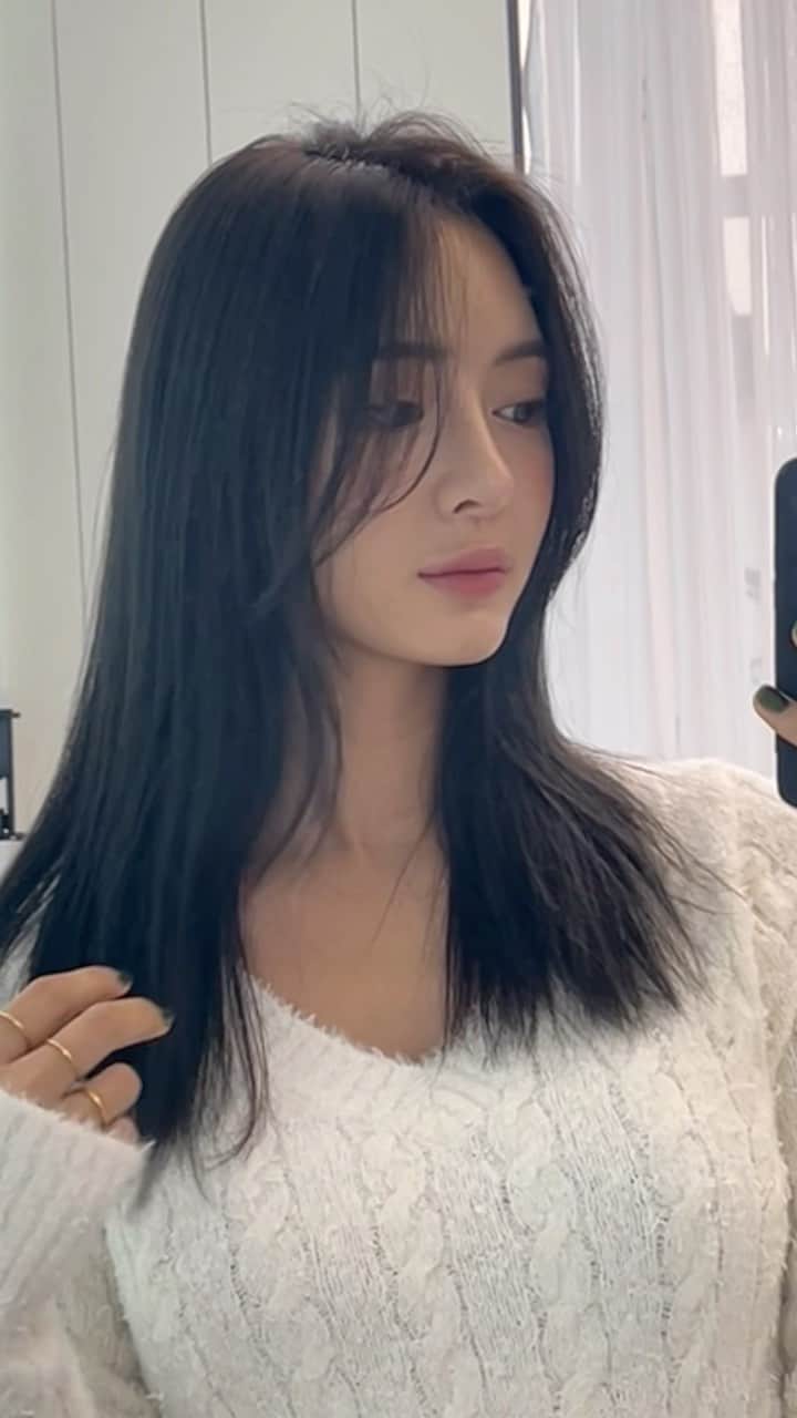 キム・ボラムのインスタグラム：「나 머리 톤다운했는데  어때?🧏🏽‍♀️    #바비원장님 #미치코헤어 #반야드」