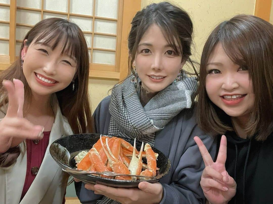 高宮まりのインスタグラム：「金沢の夜は北陸支部のあんぴーとふみちゃんと❕  かにづくしーー🦀 と 彫金チャレンジ してきました(^^)  こんなにつくされていいのかなってくらいのカニたちを無言で食べました⭐︎ 彫金もクローバーいっぱいにできてうれし🍀ちょっとガタガタしてるけど味があるね！笑  いろいろセッティング＆アテンドしてもらって金沢堪能の会でした☺️✨  #金沢グルメ  #割烹にしき #かに  #彫金ワークショップ」