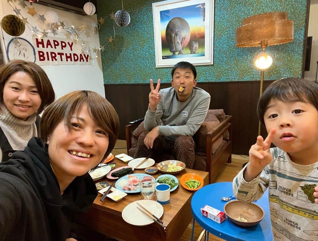 馬渕智子のインスタグラム：「ちっち お誕生日おめでとう🎂 いつもありがとうねー😊  朝子も一緒にお祝いしてくれてありがとう✨蒼一朗のクリスマスプレゼントまで❤️  プレートの文字は、途中でペン先切りすぎて大惨事笑 そのまま渡しましたー❤️」