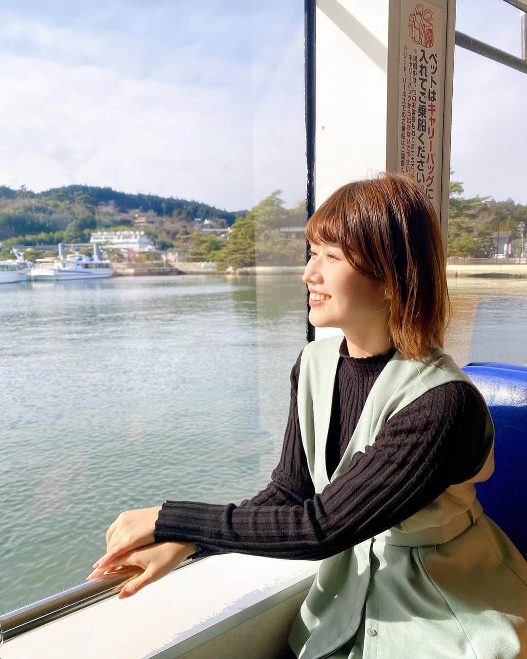 佐藤朱のインスタグラム：「松島島巡り観光船🏝✨ . 島それぞれに特徴や歴史があって、 見応え抜群な仁王丸コース⛴ 自然が生み出す神秘に感動しながら 約50分間、ゆったりと過ごしていました☺️ . #松島 #松島観光 #仙台 #動画は仁王島です」