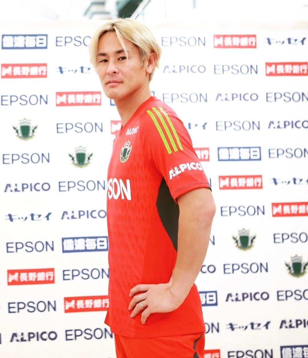村山智彦のインスタグラム：「ㅤㅤㅤㅤㅤㅤㅤㅤㅤㅤㅤㅤㅤ 来年も松本山雅FCで戦えることを嬉しく思います。 ㅤㅤㅤㅤㅤㅤㅤㅤㅤㅤㅤㅤㅤ 通算在籍年数が10年目を迎える個人的にはメモリアルなシーズンです。 是非、共に目標を達成しましょう。 ㅤㅤㅤㅤㅤㅤㅤㅤㅤㅤㅤㅤㅤ ファン・サポーターの皆さん。 いつもありがとうございます。 暖かい声援。最高の声援。時には厳しく厳しく僕らを後押ししてください。 ㅤㅤㅤㅤㅤㅤㅤㅤㅤㅤㅤㅤㅤよろしくお願いします。 ㅤㅤㅤㅤㅤㅤㅤㅤㅤㅤㅤㅤㅤ #松本山雅 #村山智彦」