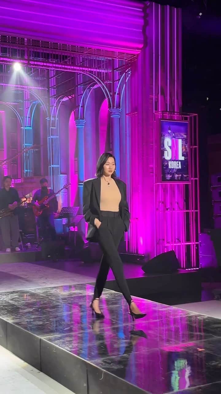のインスタグラム：「SNL식 워킹. 가장 여유롭고 글래머러스 했던 90년대 워킹으로 !!! 👠💥💋💜」
