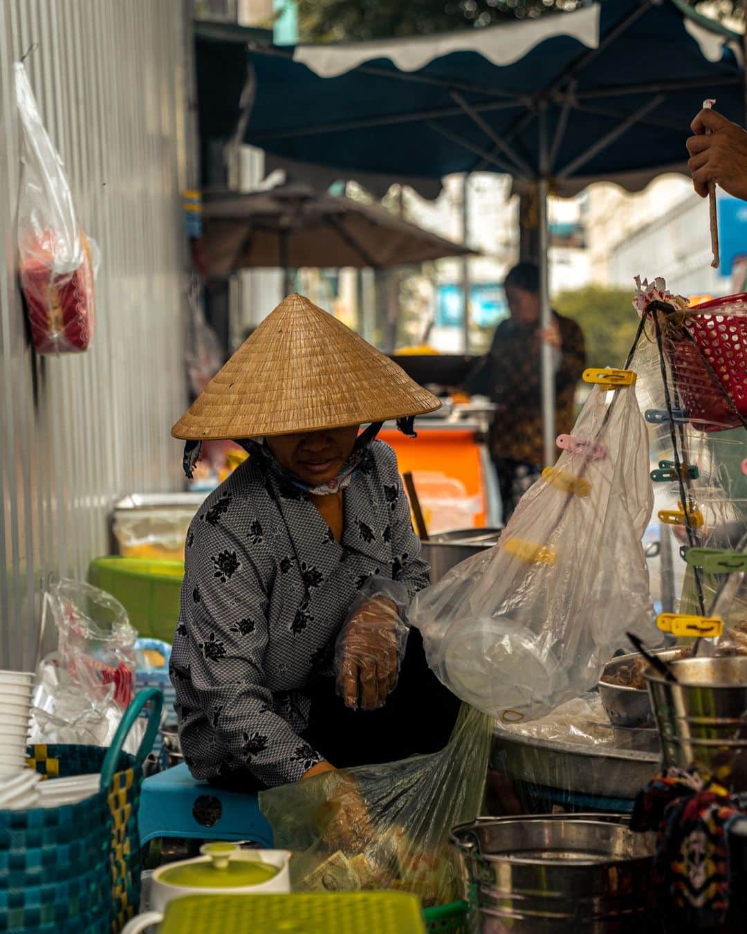 でいぜろバンコクさんのインスタグラム写真 - (でいぜろバンコクInstagram)「When I think of Vietnam, I think of this straw hat "Nón lá"⛑ Nón lá makes a picture look very Vietnamese-style. I love the different atmosphere from Thailand.   . . . . <<<<<...HASHTAGs....>>>>>>  #hochiminh #hochiminhcity #hồchíminh #hochiminhcity🇻🇳 #hochiminhcitysaigon #hochiminhtravel #hochiminhcityvietnam #hochiminhvietnam #hochiminhstreets #hochiminhphotographer #saigon #sàigòn #saigoncity #saigonstreet #saigonphotography」12月18日 15時23分 - dayzerobangkok