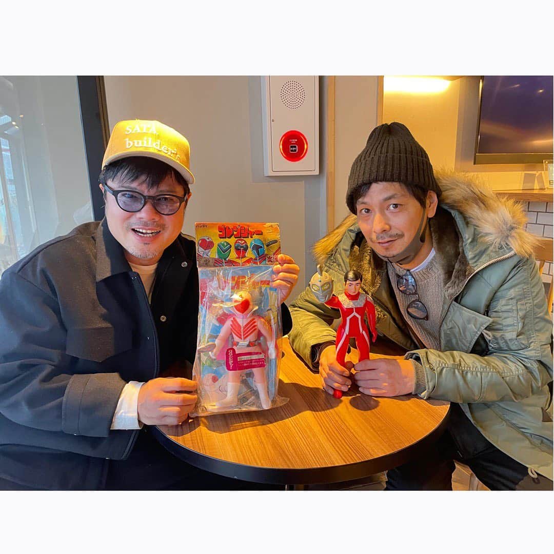 佐田正樹のインスタグラム：「井上さんと、まんだらけcocoo3周年イベント行ってきた‼︎ そしてなんと念願の念願のモモレンジャーをGET‼︎ 井上さんはセブンの面取れをGET‼︎ こんな念願あるかい⁉︎  ドンゲバビー‼︎  Don't giveupbelieving‼︎ (信じる事を諦めるな‼︎)  初めて意味通り使ってみた😁  写真撮影はゲバビ  そうなのぉ〜」
