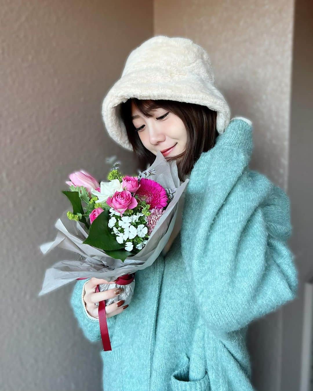 鈴木つく詩のインスタグラム：「お友達からもらったお花💐 とーってもかわいい♡  年を重ねるにつれて お花の魅力を感じられるようになりました…♪  #flower」