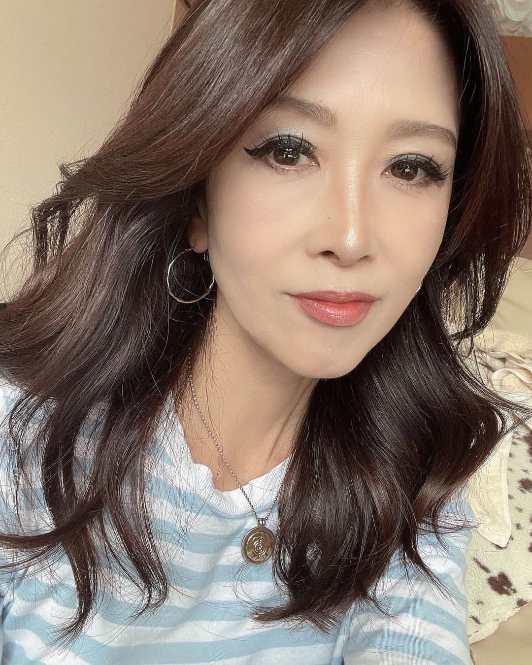 のインスタグラム：「⛄️ ⛄️ ⛄️ 南国熊本 極寒であります  いま、 あったか塩湯から 投稿中です。  本日 鎌倉殿最終回 M-1決勝 ワールドカップ決勝  と わたしも 睡魔と どこまで戦えるのかの 決戦日で ございまして。  負けられない戦いが わたしにも ありんすよ  応戦してね😂  #初雪 #鎌倉殿の13人 #🇫🇷VS🇦🇷 #筋トレ女子 #フィットネス女子#フィットネス#Fitness#筋トレ女子と繋がりたい #筋トレ好き#筋トレ好きと繋がりたい#減量 #くびれ#美ボディ #アラフィフ#アラフィフコーデ#ボディメイク #50代#健康 #熊本 #kumamoto」