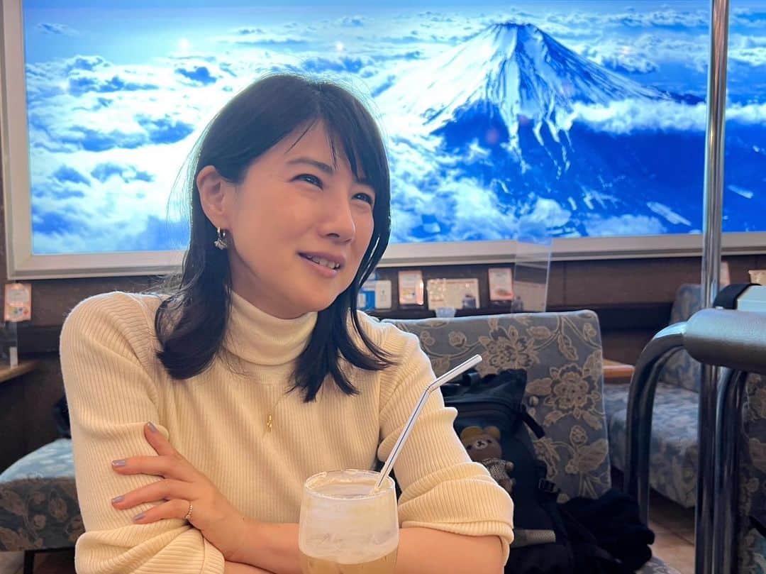 中江有里のインスタグラム：「カフェでなく喫茶店その2。  地下なのに眺め良し。  #中江有里」