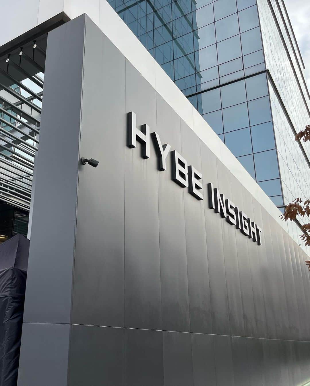 三浦由衣さんのインスタグラム写真 - (三浦由衣Instagram)「☂️⛄️  📍HYBE INSIGHT 서울 용산구 한강대로 42 지하 1,2층   初めて足を踏み入れた記念。  BTS 소속사(뮤지엄) 가 봤어요🪐  以前に留学をしていた時にも事務所巡りをたくさんしていたのを思い出しました😇笑  HYBEは初上陸🌜 中のミュージアムは予約制となっています。  事前に専用アプリをダウンロードしておくと、入場がスムーズなようです🙌  地下1、2階がミュージアムになっていました。写真を撮れる場所が限られていたので、少しだけですがおすそ分け🙏  最初にアーティスト写真がずらりと並んでいて、このグループもHYBEだったの？あら、あなたもHYBEだったの？と驚きの連続。笑  空間ごとに滞在時間が区切られているのですが、全部で2時間？くらいの滞在だったかと思います。個人的にはちょうどいいスピードで回れました。  体験コーナーもあり(6~8枚目)写真以外にもいくつかあって、楽しかったです🕺🕺🏻🕺🏼  6,7枚目 モーションを撮影したあと 15秒の動画をメールで送ってくれるサービス💌  8枚目 歌に合わせたリズムゲーム(合ってるかな？) たぶん正式名称あるはず、、  名前分からないけど面白かったのでまたやりたい💭  ミュージアムショップでは エッグタルトを絶対買うぞ！と楽しみにしていたのですが、残念ながら売っていませんでした。。🥲  ⚠️来年の1月15日までで 現在の龍山社屋での営業は終了となり、 長期休館に入るようなのでご注意ください  みなさんの推し소속사 (事務所)があったら教えてください😇  #hybe #hybeinsight  #bts #seventeen #txt #enhypen #서울 #서울여행 #korea #seoul #韓国 #韓国旅行 #ソウル #ソウル旅行」12月18日 16時20分 - miura_yui_