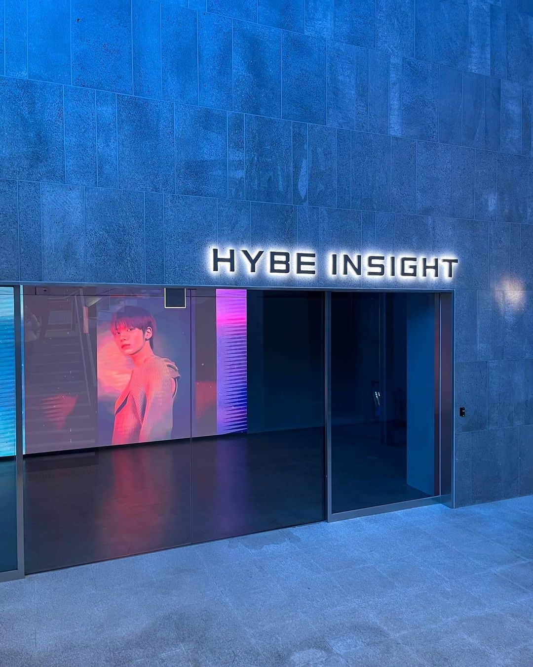 三浦由衣さんのインスタグラム写真 - (三浦由衣Instagram)「☂️⛄️  📍HYBE INSIGHT 서울 용산구 한강대로 42 지하 1,2층   初めて足を踏み入れた記念。  BTS 소속사(뮤지엄) 가 봤어요🪐  以前に留学をしていた時にも事務所巡りをたくさんしていたのを思い出しました😇笑  HYBEは初上陸🌜 中のミュージアムは予約制となっています。  事前に専用アプリをダウンロードしておくと、入場がスムーズなようです🙌  地下1、2階がミュージアムになっていました。写真を撮れる場所が限られていたので、少しだけですがおすそ分け🙏  最初にアーティスト写真がずらりと並んでいて、このグループもHYBEだったの？あら、あなたもHYBEだったの？と驚きの連続。笑  空間ごとに滞在時間が区切られているのですが、全部で2時間？くらいの滞在だったかと思います。個人的にはちょうどいいスピードで回れました。  体験コーナーもあり(6~8枚目)写真以外にもいくつかあって、楽しかったです🕺🕺🏻🕺🏼  6,7枚目 モーションを撮影したあと 15秒の動画をメールで送ってくれるサービス💌  8枚目 歌に合わせたリズムゲーム(合ってるかな？) たぶん正式名称あるはず、、  名前分からないけど面白かったのでまたやりたい💭  ミュージアムショップでは エッグタルトを絶対買うぞ！と楽しみにしていたのですが、残念ながら売っていませんでした。。🥲  ⚠️来年の1月15日までで 現在の龍山社屋での営業は終了となり、 長期休館に入るようなのでご注意ください  みなさんの推し소속사 (事務所)があったら教えてください😇  #hybe #hybeinsight  #bts #seventeen #txt #enhypen #서울 #서울여행 #korea #seoul #韓国 #韓国旅行 #ソウル #ソウル旅行」12月18日 16時20分 - miura_yui_