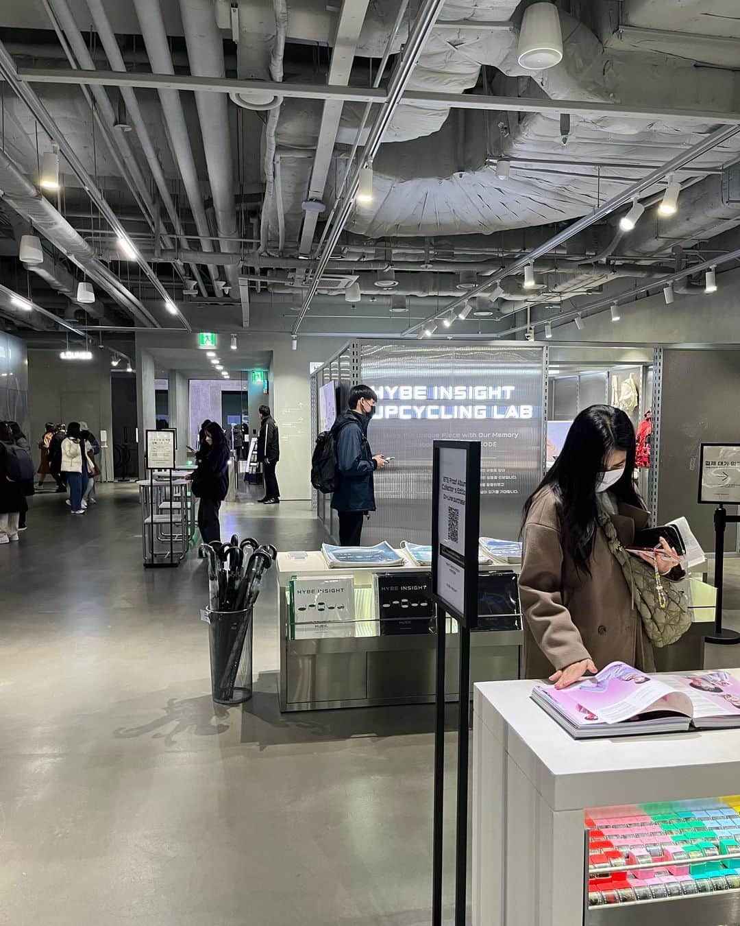 三浦由衣さんのインスタグラム写真 - (三浦由衣Instagram)「☂️⛄️  📍HYBE INSIGHT 서울 용산구 한강대로 42 지하 1,2층   初めて足を踏み入れた記念。  BTS 소속사(뮤지엄) 가 봤어요🪐  以前に留学をしていた時にも事務所巡りをたくさんしていたのを思い出しました😇笑  HYBEは初上陸🌜 中のミュージアムは予約制となっています。  事前に専用アプリをダウンロードしておくと、入場がスムーズなようです🙌  地下1、2階がミュージアムになっていました。写真を撮れる場所が限られていたので、少しだけですがおすそ分け🙏  最初にアーティスト写真がずらりと並んでいて、このグループもHYBEだったの？あら、あなたもHYBEだったの？と驚きの連続。笑  空間ごとに滞在時間が区切られているのですが、全部で2時間？くらいの滞在だったかと思います。個人的にはちょうどいいスピードで回れました。  体験コーナーもあり(6~8枚目)写真以外にもいくつかあって、楽しかったです🕺🕺🏻🕺🏼  6,7枚目 モーションを撮影したあと 15秒の動画をメールで送ってくれるサービス💌  8枚目 歌に合わせたリズムゲーム(合ってるかな？) たぶん正式名称あるはず、、  名前分からないけど面白かったのでまたやりたい💭  ミュージアムショップでは エッグタルトを絶対買うぞ！と楽しみにしていたのですが、残念ながら売っていませんでした。。🥲  ⚠️来年の1月15日までで 現在の龍山社屋での営業は終了となり、 長期休館に入るようなのでご注意ください  みなさんの推し소속사 (事務所)があったら教えてください😇  #hybe #hybeinsight  #bts #seventeen #txt #enhypen #서울 #서울여행 #korea #seoul #韓国 #韓国旅行 #ソウル #ソウル旅行」12月18日 16時20分 - miura_yui_