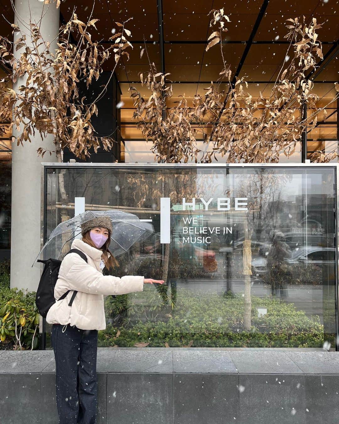 三浦由衣のインスタグラム：「☂️⛄️  📍HYBE INSIGHT 서울 용산구 한강대로 42 지하 1,2층   初めて足を踏み入れた記念。  BTS 소속사(뮤지엄) 가 봤어요🪐  以前に留学をしていた時にも事務所巡りをたくさんしていたのを思い出しました😇笑  HYBEは初上陸🌜 中のミュージアムは予約制となっています。  事前に専用アプリをダウンロードしておくと、入場がスムーズなようです🙌  地下1、2階がミュージアムになっていました。写真を撮れる場所が限られていたので、少しだけですがおすそ分け🙏  最初にアーティスト写真がずらりと並んでいて、このグループもHYBEだったの？あら、あなたもHYBEだったの？と驚きの連続。笑  空間ごとに滞在時間が区切られているのですが、全部で2時間？くらいの滞在だったかと思います。個人的にはちょうどいいスピードで回れました。  体験コーナーもあり(6~8枚目)写真以外にもいくつかあって、楽しかったです🕺🕺🏻🕺🏼  6,7枚目 モーションを撮影したあと 15秒の動画をメールで送ってくれるサービス💌  8枚目 歌に合わせたリズムゲーム(合ってるかな？) たぶん正式名称あるはず、、  名前分からないけど面白かったのでまたやりたい💭  ミュージアムショップでは エッグタルトを絶対買うぞ！と楽しみにしていたのですが、残念ながら売っていませんでした。。🥲  ⚠️来年の1月15日までで 現在の龍山社屋での営業は終了となり、 長期休館に入るようなのでご注意ください  みなさんの推し소속사 (事務所)があったら教えてください😇  #hybe #hybeinsight  #bts #seventeen #txt #enhypen #서울 #서울여행 #korea #seoul #韓国 #韓国旅行 #ソウル #ソウル旅行」