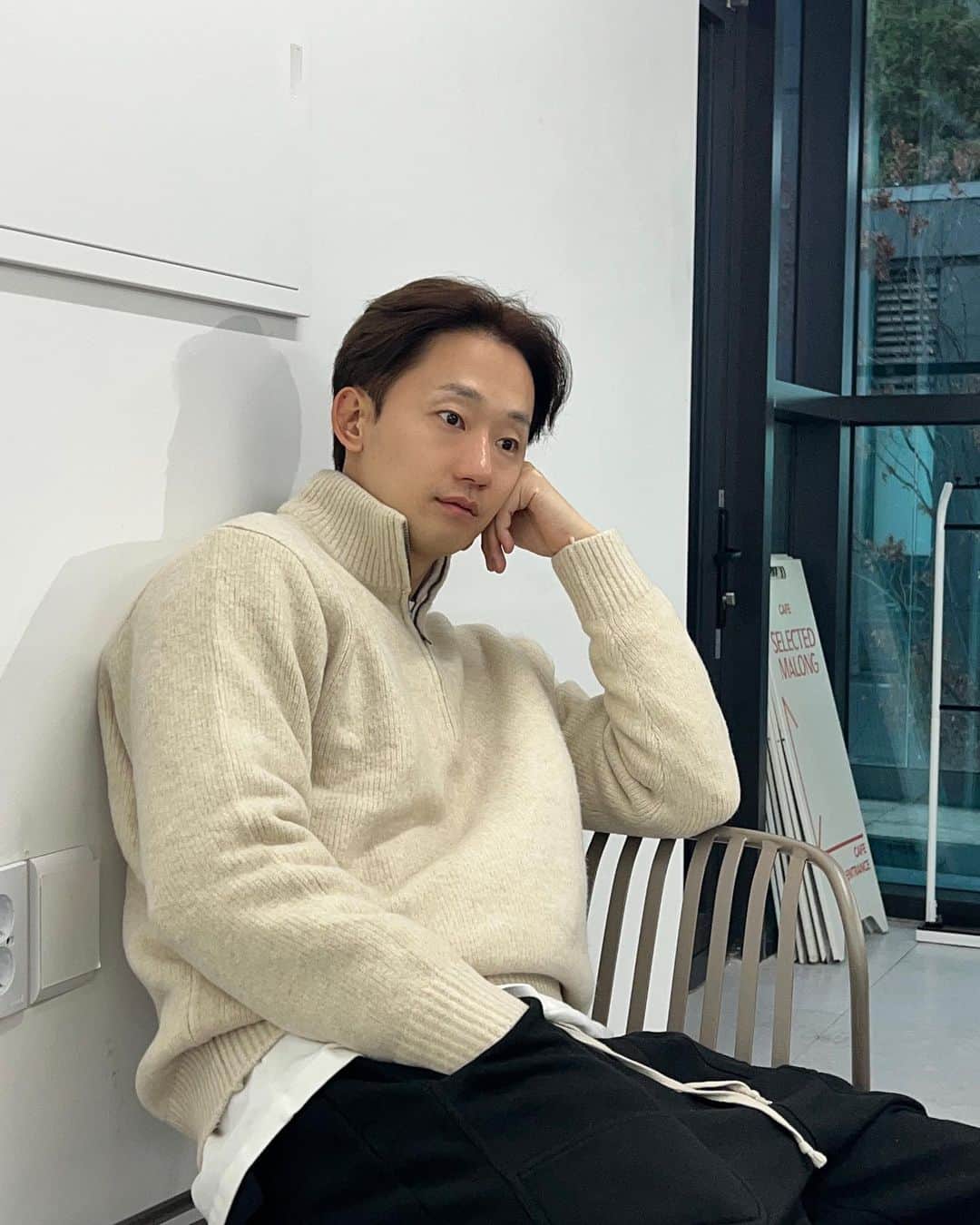 チェテファンのインスタグラム：「😐」